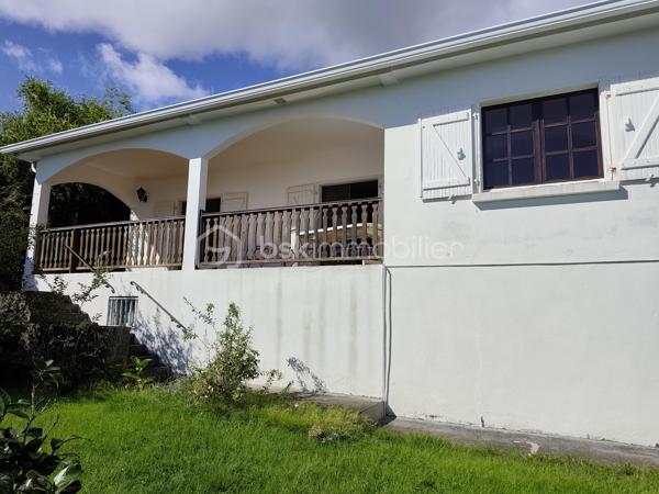 SAINT DENIS - Nichée dans le quartier prisé et résidentiel de Mongaillard, cette charmante maison de la fin des années 80 séduira les amateurs de tranquillité et de potentiel.

Dès l’entrée, vous serez immédiatement conquis par son environnement paisible et sa vue dégagée, offrant un cadre de vie privilégié, propice à la sérénité.

La maison se compose de :

3 chambres confortables
Un espace de vie lumineux ouvert sur l’extérieur
Une cuisine à repenser selon vos envies
Une salle de bains avec baignoire et douche

À l’extérieur, le terrain offre la possibilité d'une piscine, jardin paysager, terrasse conviviale avec vue.

💫 Un bien à fort potentiel : quelques travaux de rafraîchissement permettront de sublimer cette maison et d’en faire un lieu de vie unique, à votre image.


👉 Une opportunité rare sur le secteur, idéale pour une résidence principale ou un investissement patrimonial.