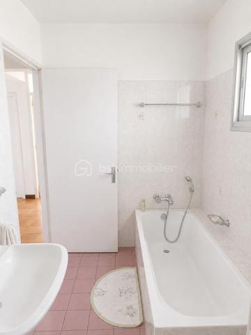 SAINT DENIS - Nichée dans le quartier prisé et résidentiel de Mongaillard, cette charmante maison de la fin des années 80 séduira les amateurs de tranquillité et de potentiel.

Dès l’entrée, vous serez immédiatement conquis par son environnement paisible et sa vue dégagée, offrant un cadre de vie privilégié, propice à la sérénité.

La maison se compose de :

3 chambres confortables
Un espace de vie lumineux ouvert sur l’extérieur
Une cuisine à repenser selon vos envies
Une salle de bains avec baignoire et douche

À l’extérieur, le terrain offre la possibilité d'une piscine, jardin paysager, terrasse conviviale avec vue.

💫 Un bien à fort potentiel : quelques travaux de rafraîchissement permettront de sublimer cette maison et d’en faire un lieu de vie unique, à votre image.


👉 Une opportunité rare sur le secteur, idéale pour une résidence principale ou un investissement patrimonial.