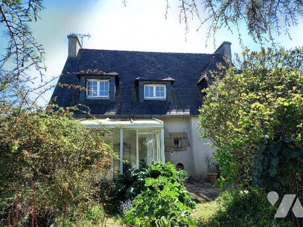 LANVEOC - Au bourg, maison des années 70 en bon état général, offrant véranda, salon-séjour, cu...