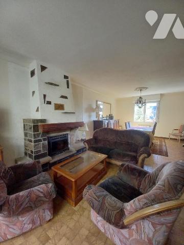 LANVEOC - Au bourg, maison des années 70 en bon état général, offrant véranda, salon-séjour, cu...