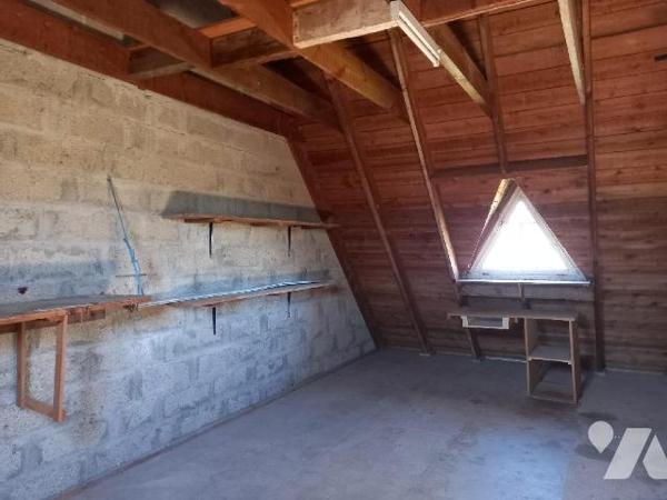 LANVEOC - Au bourg, maison des années 70 en bon état général, offrant véranda, salon-séjour, cu...