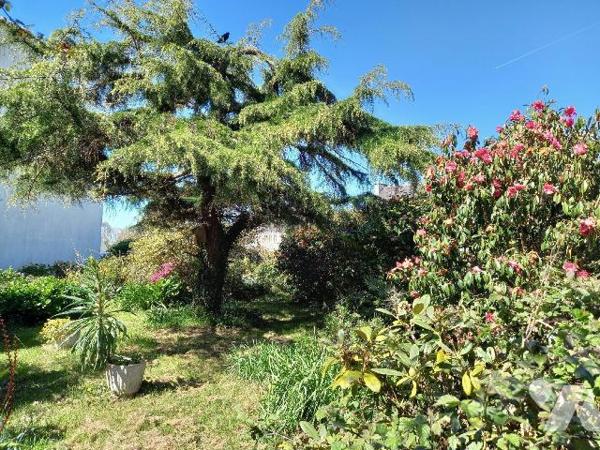 LANVEOC - Au bourg, maison des années 70 en bon état général, offrant véranda, salon-séjour, cu...