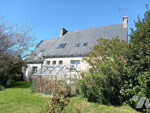 LANVEOC - Au bourg, maison des années 70 en bon état général, offrant véranda, salon-séjour, cu...