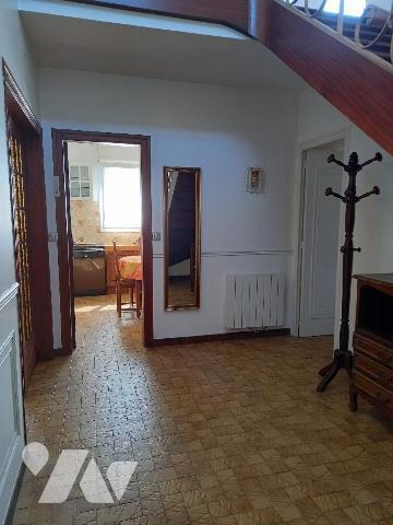 LANVEOC - Au bourg, maison des années 70 en bon état général, offrant véranda, salon-séjour, cu...