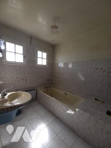 LANVEOC - Au bourg, maison des années 70 en bon état général, offrant véranda, salon-séjour, cu...