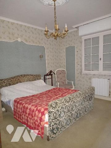 LANVEOC - Au bourg, maison des années 70 en bon état général, offrant véranda, salon-séjour, cu...