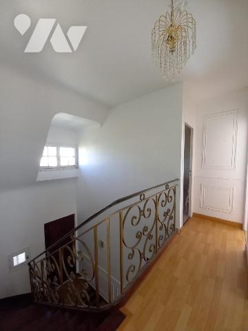 LANVEOC - Au bourg, maison des années 70 en bon état général, offrant véranda, salon-séjour, cu...