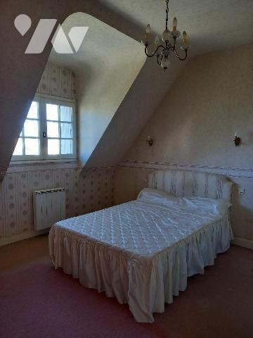 LANVEOC - Au bourg, maison des années 70 en bon état général, offrant véranda, salon-séjour, cu...