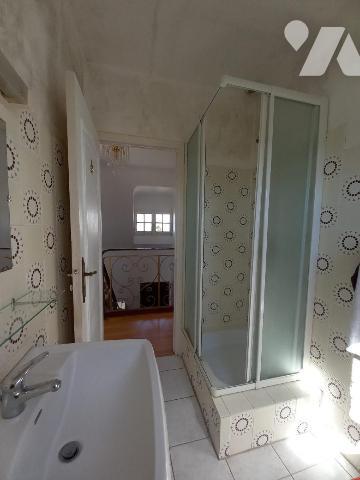 LANVEOC - Au bourg, maison des années 70 en bon état général, offrant véranda, salon-séjour, cu...