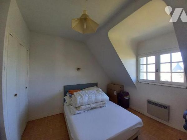 LANVEOC - Au bourg, maison des années 70 en bon état général, offrant véranda, salon-séjour, cu...