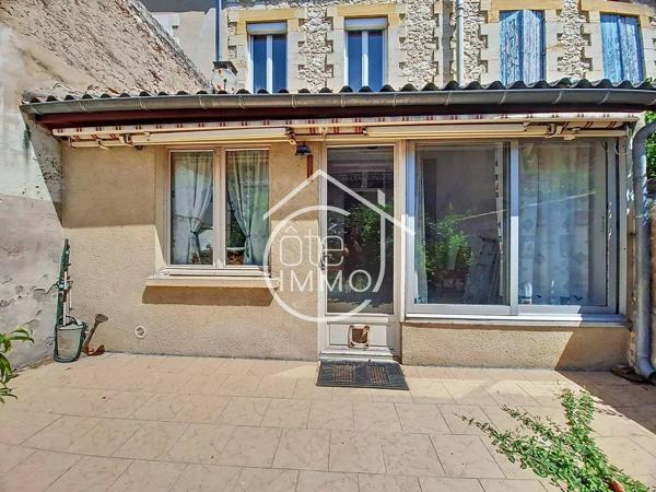 Port Sainte Foy et Ponchapt : Maison de ville en pierre. beaux volumes et jardin