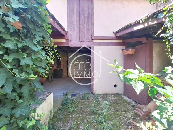 Port Sainte Foy et Ponchapt : Maison de ville en pierre. beaux volumes et jardin