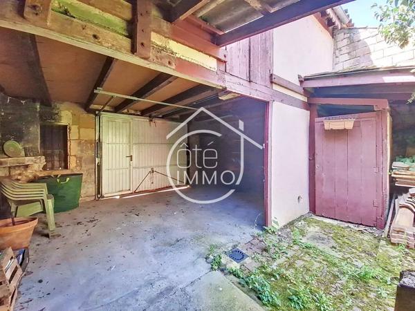 Port Sainte Foy et Ponchapt : Maison de ville en pierre. beaux volumes et jardin