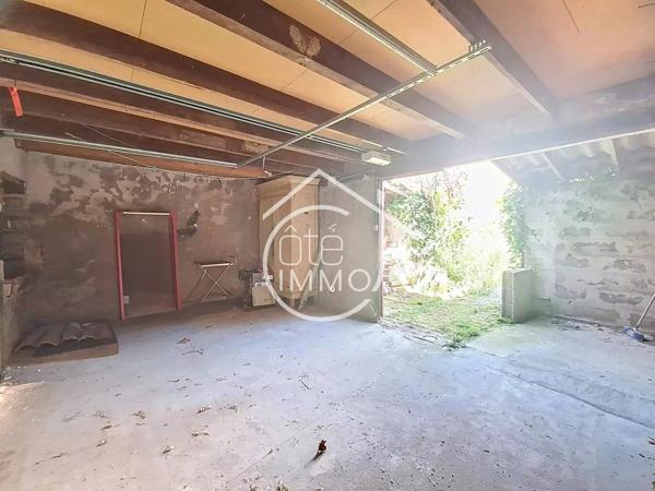Port Sainte Foy et Ponchapt : Maison de ville en pierre. beaux volumes et jardin