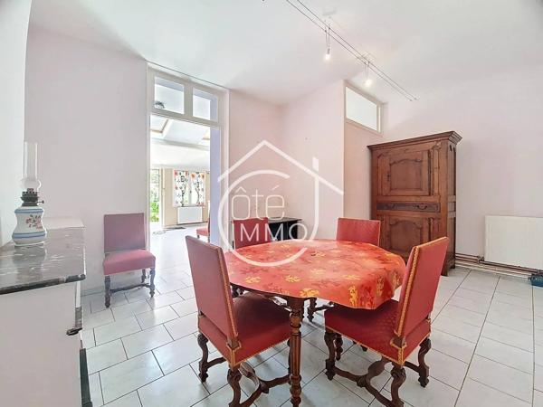 Port Sainte Foy et Ponchapt : Maison de ville en pierre. beaux volumes et jardin