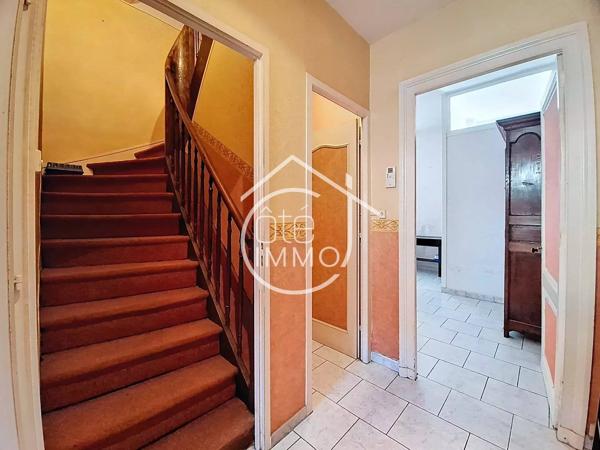 Port Sainte Foy et Ponchapt : Maison de ville en pierre. beaux volumes et jardin
