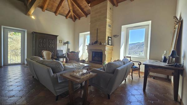 Un bien d’exception où charme, élégance et confort se rencontrent – coup de cœur immédiat garanti ! Vendue meublée et équipée.