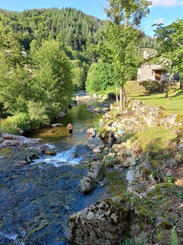 Un bien d’exception où charme, élégance et confort se rencontrent – coup de cœur immédiat garanti ! Vendue meublée et équipée.