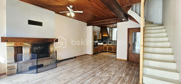 Située dans un village calme, à seulement 5 minutes de Villepinte et 20 minutes de Castelnaudary, cette maison de village offre de beaux volumes et un fort potentiel

D’une surface d’environ 128 m² répartis sur deux niveaux, elle se compose au rez-de-chaussée d’une cuisine et d’un grand salon lumineux.
À l’étage, vous trouverez trois chambres, offrant de nombreuses possibilités : grande famille, chambres d’amis, bureau ou investissement locatif.
Au deuxième étage, 2 chambres et salon.
Un stationnement est possible juste devant la maison, ce qui est un véritable atout dans le village.
Cette maison représente une belle opportunité pour ceux qui recherchent de l’espace et le charme de la vie de village, tout en restant proche des commodités.

Pour plus d’informations ou organiser une visite, contactez-moi