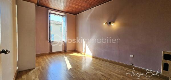 Située dans un village calme, à seulement 5 minutes de Villepinte et 20 minutes de Castelnaudary, cette maison de village offre de beaux volumes et un fort potentiel

D’une surface d’environ 128 m² répartis sur deux niveaux, elle se compose au rez-de-chaussée d’une cuisine et d’un grand salon lumineux.
À l’étage, vous trouverez trois chambres, offrant de nombreuses possibilités : grande famille, chambres d’amis, bureau ou investissement locatif.
Au deuxième étage, 2 chambres et salon.
Un stationnement est possible juste devant la maison, ce qui est un véritable atout dans le village.
Cette maison représente une belle opportunité pour ceux qui recherchent de l’espace et le charme de la vie de village, tout en restant proche des commodités.

Pour plus d’informations ou organiser une visite, contactez-moi