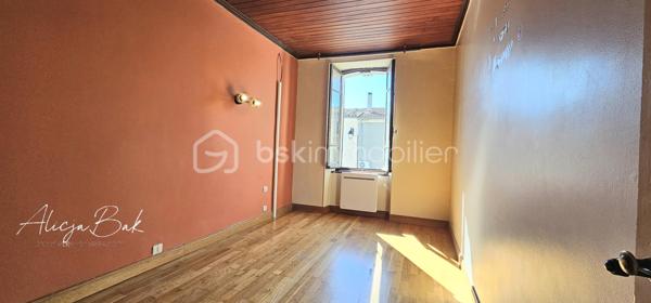 Située dans un village calme, à seulement 5 minutes de Villepinte et 20 minutes de Castelnaudary, cette maison de village offre de beaux volumes et un fort potentiel

D’une surface d’environ 128 m² répartis sur deux niveaux, elle se compose au rez-de-chaussée d’une cuisine et d’un grand salon lumineux.
À l’étage, vous trouverez trois chambres, offrant de nombreuses possibilités : grande famille, chambres d’amis, bureau ou investissement locatif.
Au deuxième étage, 2 chambres et salon.
Un stationnement est possible juste devant la maison, ce qui est un véritable atout dans le village.
Cette maison représente une belle opportunité pour ceux qui recherchent de l’espace et le charme de la vie de village, tout en restant proche des commodités.

Pour plus d’informations ou organiser une visite, contactez-moi