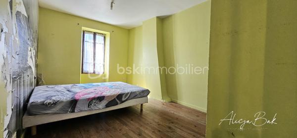 Située dans un village calme, à seulement 5 minutes de Villepinte et 20 minutes de Castelnaudary, cette maison de village offre de beaux volumes et un fort potentiel

D’une surface d’environ 128 m² répartis sur deux niveaux, elle se compose au rez-de-chaussée d’une cuisine et d’un grand salon lumineux.
À l’étage, vous trouverez trois chambres, offrant de nombreuses possibilités : grande famille, chambres d’amis, bureau ou investissement locatif.
Au deuxième étage, 2 chambres et salon.
Un stationnement est possible juste devant la maison, ce qui est un véritable atout dans le village.
Cette maison représente une belle opportunité pour ceux qui recherchent de l’espace et le charme de la vie de village, tout en restant proche des commodités.

Pour plus d’informations ou organiser une visite, contactez-moi