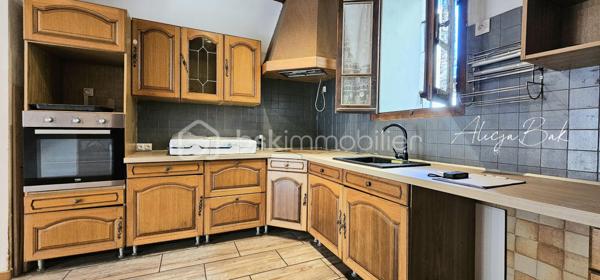 Située dans un village calme, à seulement 5 minutes de Villepinte et 20 minutes de Castelnaudary, cette maison de village offre de beaux volumes et un fort potentiel

D’une surface d’environ 128 m² répartis sur deux niveaux, elle se compose au rez-de-chaussée d’une cuisine et d’un grand salon lumineux.
À l’étage, vous trouverez trois chambres, offrant de nombreuses possibilités : grande famille, chambres d’amis, bureau ou investissement locatif.
Au deuxième étage, 2 chambres et salon.
Un stationnement est possible juste devant la maison, ce qui est un véritable atout dans le village.
Cette maison représente une belle opportunité pour ceux qui recherchent de l’espace et le charme de la vie de village, tout en restant proche des commodités.

Pour plus d’informations ou organiser une visite, contactez-moi