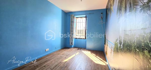 Située dans un village calme, à seulement 5 minutes de Villepinte et 20 minutes de Castelnaudary, cette maison de village offre de beaux volumes et un fort potentiel

D’une surface d’environ 128 m² répartis sur deux niveaux, elle se compose au rez-de-chaussée d’une cuisine et d’un grand salon lumineux.
À l’étage, vous trouverez trois chambres, offrant de nombreuses possibilités : grande famille, chambres d’amis, bureau ou investissement locatif.
Au deuxième étage, 2 chambres et salon.
Un stationnement est possible juste devant la maison, ce qui est un véritable atout dans le village.
Cette maison représente une belle opportunité pour ceux qui recherchent de l’espace et le charme de la vie de village, tout en restant proche des commodités.

Pour plus d’informations ou organiser une visite, contactez-moi