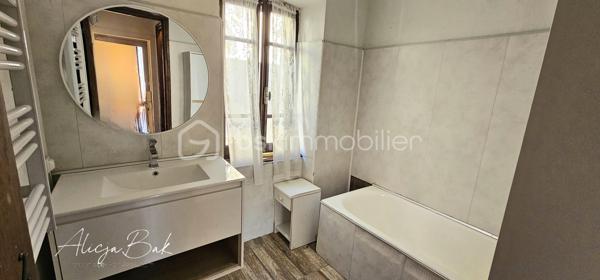 Située dans un village calme, à seulement 5 minutes de Villepinte et 20 minutes de Castelnaudary, cette maison de village offre de beaux volumes et un fort potentiel

D’une surface d’environ 128 m² répartis sur deux niveaux, elle se compose au rez-de-chaussée d’une cuisine et d’un grand salon lumineux.
À l’étage, vous trouverez trois chambres, offrant de nombreuses possibilités : grande famille, chambres d’amis, bureau ou investissement locatif.
Au deuxième étage, 2 chambres et salon.
Un stationnement est possible juste devant la maison, ce qui est un véritable atout dans le village.
Cette maison représente une belle opportunité pour ceux qui recherchent de l’espace et le charme de la vie de village, tout en restant proche des commodités.

Pour plus d’informations ou organiser une visite, contactez-moi