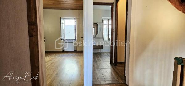 Située dans un village calme, à seulement 5 minutes de Villepinte et 20 minutes de Castelnaudary, cette maison de village offre de beaux volumes et un fort potentiel

D’une surface d’environ 128 m² répartis sur deux niveaux, elle se compose au rez-de-chaussée d’une cuisine et d’un grand salon lumineux.
À l’étage, vous trouverez trois chambres, offrant de nombreuses possibilités : grande famille, chambres d’amis, bureau ou investissement locatif.
Au deuxième étage, 2 chambres et salon.
Un stationnement est possible juste devant la maison, ce qui est un véritable atout dans le village.
Cette maison représente une belle opportunité pour ceux qui recherchent de l’espace et le charme de la vie de village, tout en restant proche des commodités.

Pour plus d’informations ou organiser une visite, contactez-moi