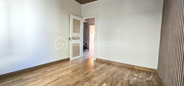 Située dans un village calme, à seulement 5 minutes de Villepinte et 20 minutes de Castelnaudary, cette maison de village offre de beaux volumes et un fort potentiel

D’une surface d’environ 128 m² répartis sur deux niveaux, elle se compose au rez-de-chaussée d’une cuisine et d’un grand salon lumineux.
À l’étage, vous trouverez trois chambres, offrant de nombreuses possibilités : grande famille, chambres d’amis, bureau ou investissement locatif.
Au deuxième étage, 2 chambres et salon.
Un stationnement est possible juste devant la maison, ce qui est un véritable atout dans le village.
Cette maison représente une belle opportunité pour ceux qui recherchent de l’espace et le charme de la vie de village, tout en restant proche des commodités.

Pour plus d’informations ou organiser une visite, contactez-moi