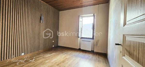 Située dans un village calme, à seulement 5 minutes de Villepinte et 20 minutes de Castelnaudary, cette maison de village offre de beaux volumes et un fort potentiel

D’une surface d’environ 128 m² répartis sur deux niveaux, elle se compose au rez-de-chaussée d’une cuisine et d’un grand salon lumineux.
À l’étage, vous trouverez trois chambres, offrant de nombreuses possibilités : grande famille, chambres d’amis, bureau ou investissement locatif.
Au deuxième étage, 2 chambres et salon.
Un stationnement est possible juste devant la maison, ce qui est un véritable atout dans le village.
Cette maison représente une belle opportunité pour ceux qui recherchent de l’espace et le charme de la vie de village, tout en restant proche des commodités.

Pour plus d’informations ou organiser une visite, contactez-moi