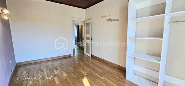 Située dans un village calme, à seulement 5 minutes de Villepinte et 20 minutes de Castelnaudary, cette maison de village offre de beaux volumes et un fort potentiel

D’une surface d’environ 128 m² répartis sur deux niveaux, elle se compose au rez-de-chaussée d’une cuisine et d’un grand salon lumineux.
À l’étage, vous trouverez trois chambres, offrant de nombreuses possibilités : grande famille, chambres d’amis, bureau ou investissement locatif.
Au deuxième étage, 2 chambres et salon.
Un stationnement est possible juste devant la maison, ce qui est un véritable atout dans le village.
Cette maison représente une belle opportunité pour ceux qui recherchent de l’espace et le charme de la vie de village, tout en restant proche des commodités.

Pour plus d’informations ou organiser une visite, contactez-moi
