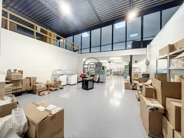 Local d'activité comme neuf La Madeleine 720 m2