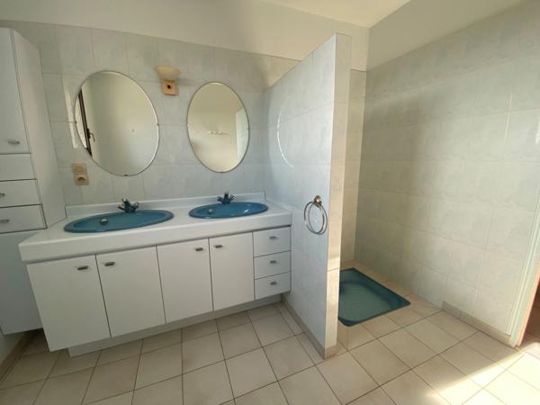 Maison de 155m2 dont 4 chambres +++ Nombreuses dépendances LOUZY (79)