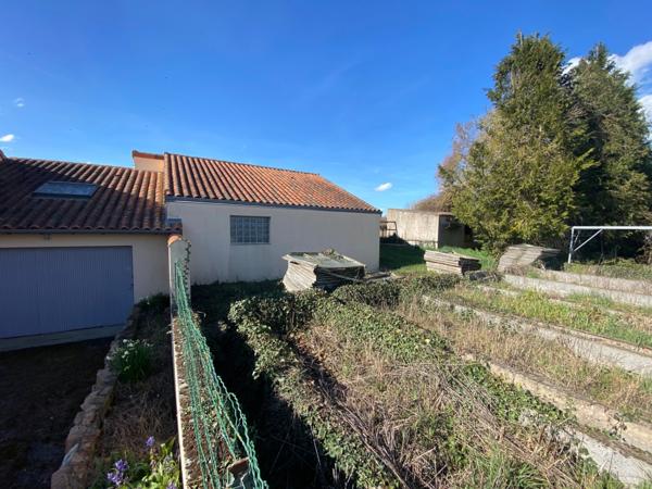 Maison de 155m2 dont 4 chambres +++ Nombreuses dépendances LOUZY (79)