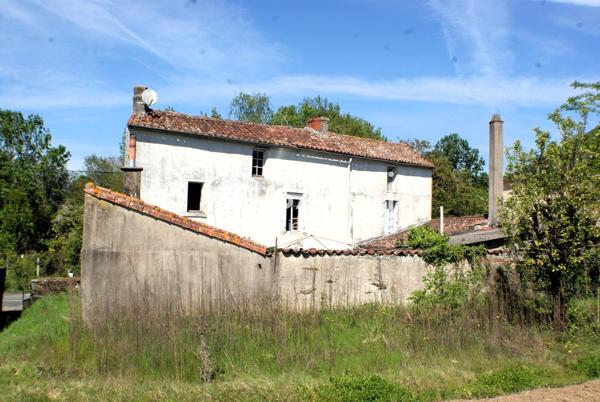 Ensemble de 2 maisons et un terrain constructible