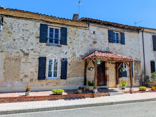 Certaines maisons ont une histoire… et celle-ci a su conserver toute son âme.  Située dans un paisible village gersois, à seulement une douzaine de minutes de Fleurance et une quinzaine de minutes de Mauvezin, cette authentique maison de 1860 séduit par son alliance rare entre le charme de l'ancien et le confort d'aujourd'hui.

Pierres apparentes, poutres, matériaux nobles et volumes généreux créent immédiatement une atmosphère chaleureuse et pleine de caractère.

Dès l’entrée, vous découvrirez une distribution typique des anciennes maisons gersoises :  d’un côté, une grande cuisine conviviale d’environ 19,5 m², avec sa cheminée ancienne fonctionnelle, complétée par un cellier. De l’autre, un magnifique séjour d’environ 45 m², également agrémenté d’une cheminée en pierre, ouvert sur un patio intimiste d’environ 64 m² grâce à une grande baie vitrée.

Cet extérieur sans vis-à-vis offre un véritable espace de vie supplémentaire : repas d’été, moments en famille ou entre amis, détente… tout en profitant d’un entretien réduit.

Une salle de bain pleine de charme associant pierre apparente et confort actuel, et des toilettes séparées avec coin buanderie ,complètent le rez-de-chaussée.  À l’étage, l’espace nuit propose 4 chambres, dont une superbe chambre de plus de 24 m² avec salle d’eau privative, une deuxième chambre avec également son espace d’eau, et deux autres chambres confortables.

Et parce que cette maison possède une touche d’originalité rare… une porte dissimulée derrière ce qui semble être un simple placard dévoile une pièce secrète de 6,4 m² : salle de jeux, espace lecture, cachette des enfants ou petit bureau confidentiel… à chacun d’imaginer son usage.

Équipée d'une pompe à chaleur, cette bâtisse bénéficie d'un excellent classement énergétique DPE A, un véritable atout pour une maison de cette époque !

Le spa actuellement installé pourra être acquis en complément. Une fois retiré, cet espace retrouvera sa fonction de garage.


Cette propriété est aujourd'hui la résidence principale de ses propriétaires tout en étant exploitée en hébergement touristique labellisé Gîtes de France.    Sa configuration permet aussi bien une vie de famille confortable que la poursuite d'une activité touristique, offrant ainsi de nombreuses possibilités selon les projets de chacun. Les deux chambres disposant de leur salle d'eau privative constituent d'ailleurs un véritable atout pour accueillir des voyageurs dans d'excellentes conditions.


Les plus qui font la différence  :

- Maison de caractère rénovée
- DPE A (exceptionnel pour une bâtisse de cette époque)
- Patio de 64 m² sans vis-à-vis
- 4 chambres dont 2 avec salle d'eau privative
- Garage
- Deux cheminées fonctionnelles
- Actuellement exploitée en Gîtes de France (activité pouvant être poursuivie selon le projet de l'acquéreur)
- Potentiel de revenus complémentaires
- Taxe foncière : 373 €
- Et la fameuse pièce secrète !

Plus qu'une maison, c'est un véritable lieu de vie où le charme de l'ancien, le confort moderne et les possibilités qu'offre cette propriété sauront séduire aussi bien une famille en quête d'authenticité qu'un acquéreur souhaitant développer une activité touristique. Une visite suffira pour en ressentir toute l'atmosphère.

*** VISITE VIRTUELLE SUR DEMANDE ***
