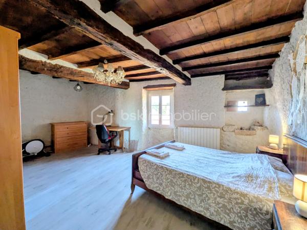 Certaines maisons ont une histoire… et celle-ci a su conserver toute son âme.  Située dans un paisible village gersois, à seulement une douzaine de minutes de Fleurance et une quinzaine de minutes de Mauvezin, cette authentique maison de 1860 séduit par son alliance rare entre le charme de l'ancien et le confort d'aujourd'hui.

Pierres apparentes, poutres, matériaux nobles et volumes généreux créent immédiatement une atmosphère chaleureuse et pleine de caractère.

Dès l’entrée, vous découvrirez une distribution typique des anciennes maisons gersoises :  d’un côté, une grande cuisine conviviale d’environ 19,5 m², avec sa cheminée ancienne fonctionnelle, complétée par un cellier. De l’autre, un magnifique séjour d’environ 45 m², également agrémenté d’une cheminée en pierre, ouvert sur un patio intimiste d’environ 64 m² grâce à une grande baie vitrée.

Cet extérieur sans vis-à-vis offre un véritable espace de vie supplémentaire : repas d’été, moments en famille ou entre amis, détente… tout en profitant d’un entretien réduit.

Une salle de bain pleine de charme associant pierre apparente et confort actuel, et des toilettes séparées avec coin buanderie ,complètent le rez-de-chaussée.  À l’étage, l’espace nuit propose 4 chambres, dont une superbe chambre de plus de 24 m² avec salle d’eau privative, une deuxième chambre avec également son espace d’eau, et deux autres chambres confortables.

Et parce que cette maison possède une touche d’originalité rare… une porte dissimulée derrière ce qui semble être un simple placard dévoile une pièce secrète de 6,4 m² : salle de jeux, espace lecture, cachette des enfants ou petit bureau confidentiel… à chacun d’imaginer son usage.

Équipée d'une pompe à chaleur, cette bâtisse bénéficie d'un excellent classement énergétique DPE A, un véritable atout pour une maison de cette époque !

Le spa actuellement installé pourra être acquis en complément. Une fois retiré, cet espace retrouvera sa fonction de garage.


Cette propriété est aujourd'hui la résidence principale de ses propriétaires tout en étant exploitée en hébergement touristique labellisé Gîtes de France.    Sa configuration permet aussi bien une vie de famille confortable que la poursuite d'une activité touristique, offrant ainsi de nombreuses possibilités selon les projets de chacun. Les deux chambres disposant de leur salle d'eau privative constituent d'ailleurs un véritable atout pour accueillir des voyageurs dans d'excellentes conditions.


Les plus qui font la différence  :

- Maison de caractère rénovée
- DPE A (exceptionnel pour une bâtisse de cette époque)
- Patio de 64 m² sans vis-à-vis
- 4 chambres dont 2 avec salle d'eau privative
- Garage
- Deux cheminées fonctionnelles
- Actuellement exploitée en Gîtes de France (activité pouvant être poursuivie selon le projet de l'acquéreur)
- Potentiel de revenus complémentaires
- Taxe foncière : 373 €
- Et la fameuse pièce secrète !

Plus qu'une maison, c'est un véritable lieu de vie où le charme de l'ancien, le confort moderne et les possibilités qu'offre cette propriété sauront séduire aussi bien une famille en quête d'authenticité qu'un acquéreur souhaitant développer une activité touristique. Une visite suffira pour en ressentir toute l'atmosphère.

*** VISITE VIRTUELLE SUR DEMANDE ***