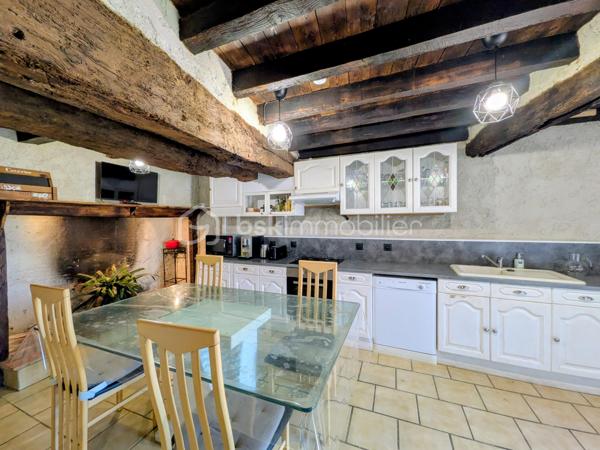 Certaines maisons ont une histoire… et celle-ci a su conserver toute son âme.  Située dans un paisible village gersois, à seulement une douzaine de minutes de Fleurance et une quinzaine de minutes de Mauvezin, cette authentique maison de 1860 séduit par son alliance rare entre le charme de l'ancien et le confort d'aujourd'hui.

Pierres apparentes, poutres, matériaux nobles et volumes généreux créent immédiatement une atmosphère chaleureuse et pleine de caractère.

Dès l’entrée, vous découvrirez une distribution typique des anciennes maisons gersoises :  d’un côté, une grande cuisine conviviale d’environ 19,5 m², avec sa cheminée ancienne fonctionnelle, complétée par un cellier. De l’autre, un magnifique séjour d’environ 45 m², également agrémenté d’une cheminée en pierre, ouvert sur un patio intimiste d’environ 64 m² grâce à une grande baie vitrée.

Cet extérieur sans vis-à-vis offre un véritable espace de vie supplémentaire : repas d’été, moments en famille ou entre amis, détente… tout en profitant d’un entretien réduit.

Une salle de bain pleine de charme associant pierre apparente et confort actuel, et des toilettes séparées avec coin buanderie ,complètent le rez-de-chaussée.  À l’étage, l’espace nuit propose 4 chambres, dont une superbe chambre de plus de 24 m² avec salle d’eau privative, une deuxième chambre avec également son espace d’eau, et deux autres chambres confortables.

Et parce que cette maison possède une touche d’originalité rare… une porte dissimulée derrière ce qui semble être un simple placard dévoile une pièce secrète de 6,4 m² : salle de jeux, espace lecture, cachette des enfants ou petit bureau confidentiel… à chacun d’imaginer son usage.

Équipée d'une pompe à chaleur, cette bâtisse bénéficie d'un excellent classement énergétique DPE A, un véritable atout pour une maison de cette époque !

Le spa actuellement installé pourra être acquis en complément. Une fois retiré, cet espace retrouvera sa fonction de garage.


Cette propriété est aujourd'hui la résidence principale de ses propriétaires tout en étant exploitée en hébergement touristique labellisé Gîtes de France.    Sa configuration permet aussi bien une vie de famille confortable que la poursuite d'une activité touristique, offrant ainsi de nombreuses possibilités selon les projets de chacun. Les deux chambres disposant de leur salle d'eau privative constituent d'ailleurs un véritable atout pour accueillir des voyageurs dans d'excellentes conditions.


Les plus qui font la différence  :

- Maison de caractère rénovée
- DPE A (exceptionnel pour une bâtisse de cette époque)
- Patio de 64 m² sans vis-à-vis
- 4 chambres dont 2 avec salle d'eau privative
- Garage
- Deux cheminées fonctionnelles
- Actuellement exploitée en Gîtes de France (activité pouvant être poursuivie selon le projet de l'acquéreur)
- Potentiel de revenus complémentaires
- Taxe foncière : 373 €
- Et la fameuse pièce secrète !

Plus qu'une maison, c'est un véritable lieu de vie où le charme de l'ancien, le confort moderne et les possibilités qu'offre cette propriété sauront séduire aussi bien une famille en quête d'authenticité qu'un acquéreur souhaitant développer une activité touristique. Une visite suffira pour en ressentir toute l'atmosphère.

*** VISITE VIRTUELLE SUR DEMANDE ***