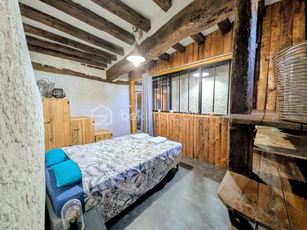 Certaines maisons ont une histoire… et celle-ci a su conserver toute son âme.  Située dans un paisible village gersois, à seulement une douzaine de minutes de Fleurance et une quinzaine de minutes de Mauvezin, cette authentique maison de 1860 séduit par son alliance rare entre le charme de l'ancien et le confort d'aujourd'hui.

Pierres apparentes, poutres, matériaux nobles et volumes généreux créent immédiatement une atmosphère chaleureuse et pleine de caractère.

Dès l’entrée, vous découvrirez une distribution typique des anciennes maisons gersoises :  d’un côté, une grande cuisine conviviale d’environ 19,5 m², avec sa cheminée ancienne fonctionnelle, complétée par un cellier. De l’autre, un magnifique séjour d’environ 45 m², également agrémenté d’une cheminée en pierre, ouvert sur un patio intimiste d’environ 64 m² grâce à une grande baie vitrée.

Cet extérieur sans vis-à-vis offre un véritable espace de vie supplémentaire : repas d’été, moments en famille ou entre amis, détente… tout en profitant d’un entretien réduit.

Une salle de bain pleine de charme associant pierre apparente et confort actuel, et des toilettes séparées avec coin buanderie ,complètent le rez-de-chaussée.  À l’étage, l’espace nuit propose 4 chambres, dont une superbe chambre de plus de 24 m² avec salle d’eau privative, une deuxième chambre avec également son espace d’eau, et deux autres chambres confortables.

Et parce que cette maison possède une touche d’originalité rare… une porte dissimulée derrière ce qui semble être un simple placard dévoile une pièce secrète de 6,4 m² : salle de jeux, espace lecture, cachette des enfants ou petit bureau confidentiel… à chacun d’imaginer son usage.

Équipée d'une pompe à chaleur, cette bâtisse bénéficie d'un excellent classement énergétique DPE A, un véritable atout pour une maison de cette époque !

Le spa actuellement installé pourra être acquis en complément. Une fois retiré, cet espace retrouvera sa fonction de garage.


Cette propriété est aujourd'hui la résidence principale de ses propriétaires tout en étant exploitée en hébergement touristique labellisé Gîtes de France.    Sa configuration permet aussi bien une vie de famille confortable que la poursuite d'une activité touristique, offrant ainsi de nombreuses possibilités selon les projets de chacun. Les deux chambres disposant de leur salle d'eau privative constituent d'ailleurs un véritable atout pour accueillir des voyageurs dans d'excellentes conditions.


Les plus qui font la différence  :

- Maison de caractère rénovée
- DPE A (exceptionnel pour une bâtisse de cette époque)
- Patio de 64 m² sans vis-à-vis
- 4 chambres dont 2 avec salle d'eau privative
- Garage
- Deux cheminées fonctionnelles
- Actuellement exploitée en Gîtes de France (activité pouvant être poursuivie selon le projet de l'acquéreur)
- Potentiel de revenus complémentaires
- Taxe foncière : 373 €
- Et la fameuse pièce secrète !

Plus qu'une maison, c'est un véritable lieu de vie où le charme de l'ancien, le confort moderne et les possibilités qu'offre cette propriété sauront séduire aussi bien une famille en quête d'authenticité qu'un acquéreur souhaitant développer une activité touristique. Une visite suffira pour en ressentir toute l'atmosphère.

*** VISITE VIRTUELLE SUR DEMANDE ***