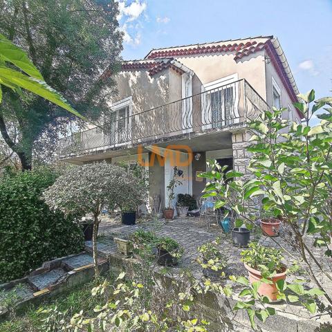 Maison sur deux niveaux quartier recherché proche d'Ales - potentiel