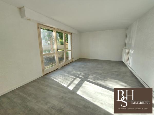 GIBAUDERIE - Studio d'environ 40m² avec place de parking à rafraîchir