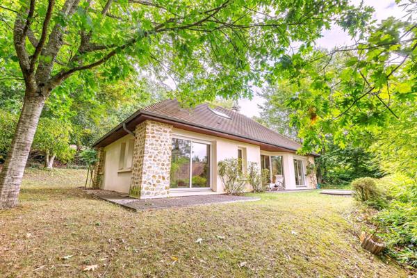 Lumière, lignes pures et sérénité – Une œuvre contemporaine signée nature