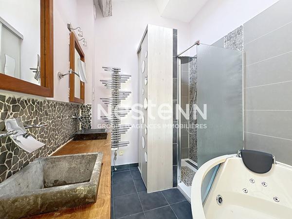 Maison en pierre rénovée avec T2 indépendant, suite parentale, terrasse, cour privative et garage ? Argelès-sur-Mer village