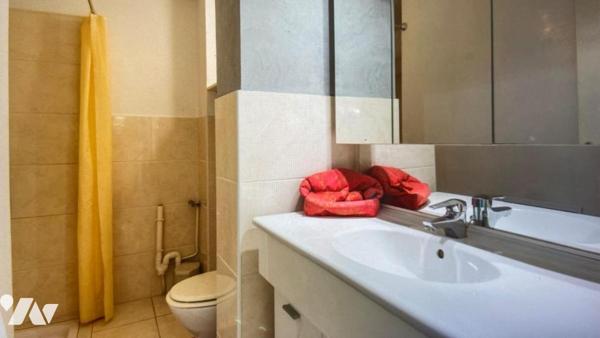 Maison d'habitation avec jardin attenant