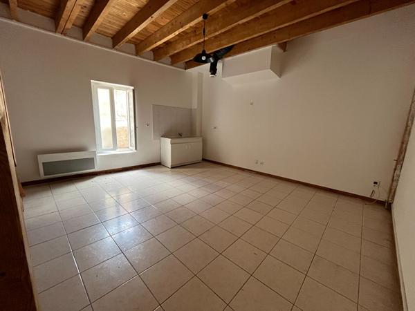 Sainte Livrade sur Lot, appartement de 55 m² en triplex comprenant en rez-de-chaussée entrée et pièce de vie, au 1er étage, une première pièce à usage de chambre avec sa salle d'eau et WC, au 2ème étage, une grande pièce de vie. Chauffage électrique, doub , Sainte livrade sur lot