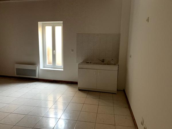 Sainte Livrade sur Lot, appartement de 55 m² en triplex comprenant en rez-de-chaussée entrée et pièce de vie, au 1er étage, une première pièce à usage de chambre avec sa salle d'eau et WC, au 2ème étage, une grande pièce de vie. Chauffage électrique, doub , Sainte livrade sur lot