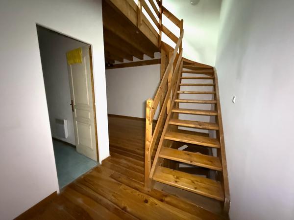 Sainte Livrade sur Lot, appartement de 55 m² en triplex comprenant en rez-de-chaussée entrée et pièce de vie, au 1er étage, une première pièce à usage de chambre avec sa salle d'eau et WC, au 2ème étage, une grande pièce de vie. Chauffage électrique, doub , Sainte livrade sur lot
