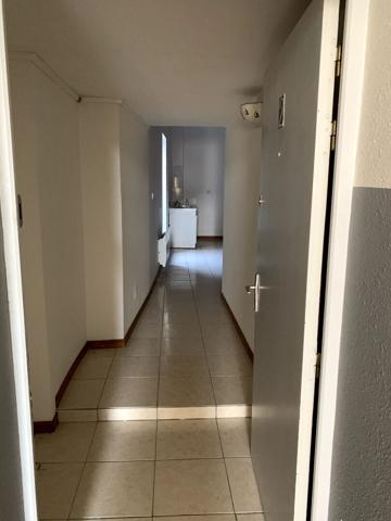Sainte Livrade sur Lot, appartement de 55 m² en triplex comprenant en rez-de-chaussée entrée et pièce de vie, au 1er étage, une première pièce à usage de chambre avec sa salle d'eau et WC, au 2ème étage, une grande pièce de vie. Chauffage électrique, doub , Sainte livrade sur lot